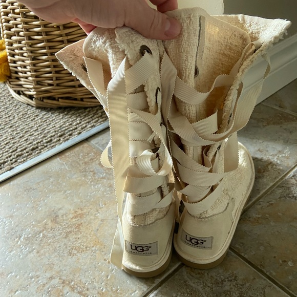 Girls size 3 Ugg boots - Picture 2 of 3